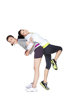 포토 JPG 스튜디오촬영 전신 외국인 해외기획촬영 우먼라이프 라이프스타일 2012년태국 여자 포즈 운동화 실내 건강 숙이기 서기 미소 웃음 누끼 사람 동양인 20대 성인 두명 옆모습 친구 운동복 운동 스트레칭 등맞대기 목표 체조 커플체조 의료성형뷰티 여자만 성인여자만 청년만 청년여자만 성인만 국내포토 옷 뷰포인트 신발 컨셉 관계 모션 표정 인종 청년 내부 생활 파일형식