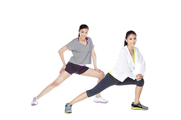 포토 JPG 스튜디오촬영 전신 외국인 해외기획촬영 우먼라이프 라이프스타일 2012년태국 여자 포즈 운동화 실내 건강 서기 누끼 사람 동양인 20대 성인 두명 앞모습 친구 운동복 운동 스트레칭 구부린 목표 다리벌리기 체조 맨손체조 의료성형뷰티 여자만 성인여자만 청년만 청년여자만 성인만 국내포토 옷 뷰포인트 신발 컨셉 관계 모션 인종 청년 내부 생활 파일형식