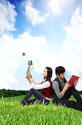 전신 PSD 구름 편집이미지 학생 라이프스타일 여자 교육 남자 대학생 포즈 나비 곤충 모션 하늘 대학생라이프 들기 사람 앉기 동양인 잔디 20대 성인 두명 책 독서 캠퍼스라이프 기댐 펼침 한국인 등맞대기 두권 청년만 성인만 이미지편집 자연요소 식물 동물 2 인종 청년 생활 파일형식