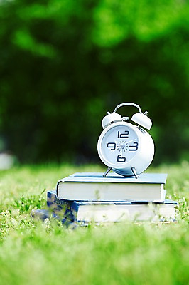 포토 JPG 주간 나무 식물 공원 표지 시계 컬러 백그라운드 잔디 초원 사람없음 야외 아웃포커스 간행물 책 초록색 쌓기 자명종 커버 풀 오브젝트 여러권 탁상시계 식물백그라운드 문학 양장본 여의도공원 국내포토 자연요소 공공시설 다수 모션 촬영기법 알람 여의도 파일형식