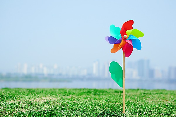 포토 JPG 주간 식물 건축물 백그라운드 빌딩 잔디 초원 사람없음 야외 건물 아웃포커스 장난감 놀이용품 고층빌딩 풀 바람개비 식물백그라운드 한강시민공원 국내포토 자연요소 공원 건축 촬영기법 오브젝트 한강 파일형식