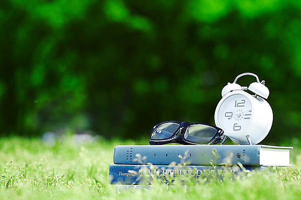 포토 JPG 주간 식물 공원 표지 안경 시계 컬러 백그라운드 잔디 초원 사람없음 야외 아웃포커스 간행물 책 초록색 쌓기 자명종 커버 풀 오브젝트 여러권 탁상시계 식물백그라운드 문학 양장본 여의도공원 국내포토 자연요소 잡화 공공시설 다수 모션 촬영기법 알람 여의도 파일형식