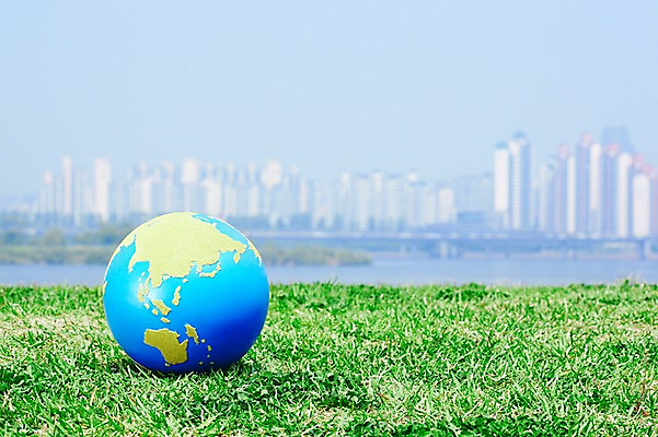 포토 JPG 주간 식물 건축물 지구 백그라운드 빌딩 잔디 초원 사람없음 야외 건물 아웃포커스 지구본 모형 고층빌딩 풀 식물백그라운드 한강시민공원 국내포토 자연요소 공원 건축 촬영기법 한강 파일형식