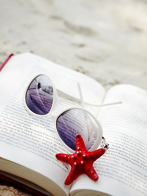 포토 JPG 주간 동물 해외기획촬영 2012년태국 잡화 계절 별 모래 여행 태국 불가사리 극피동물 해변 사람없음 야외 아웃포커스 간행물 책 여름 여름휴가 바캉스 모래사장 선글라스 모형 동남아시아 펼침 동물모형 코사멧 코사멧해변 국내포토 자연요소 아시아 안경 바다 모션 휴가 촬영기법 파일형식 여름_계절