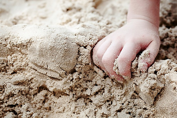 포토 JPG 주간 해외기획촬영 라이프스타일 손 2012년태국 계절 어린이 모래 여행 신체 놀이 휴가 한명 사람 해변 야외 아웃포커스 신체부위 여름 여름휴가 바캉스 모래사장 어린이만 국내포토 자연요소 1 바다 촬영기법 생활 파일형식 여름_계절