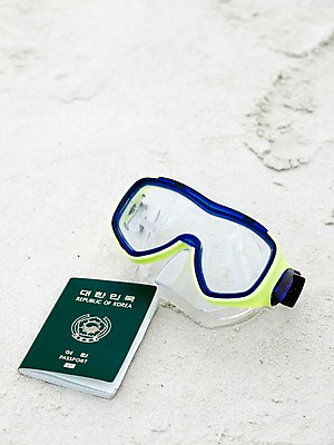 포토 JPG 주간 해외기획촬영 2012년태국 잡화 계절 모래 바다 여행 태국 레저용품 해변 사람없음 야외 아웃포커스 여름 여름휴가 바캉스 모래사장 동남아시아 장비 스노클링 상품 물안경 오브젝트 여행용품 여권 수영용품 잠수경 신분증 코사멧 코사멧해변 국내포토 자연요소 아시아 스포츠용품 레저 휴가 촬영기법 수영 수상스포츠 증명서 파일형식 여름_계절