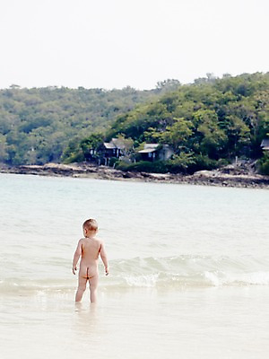 포토 JPG 주간 전신 서양인 외국인 백인 해외기획촬영 2012년태국 계절 남자 어린이 모래 파도 바다 여행 한명 서기 사람 소녀 소년 해변 야외 뒷모습 여름 여름휴가 바캉스 모래사장 어린이만 국내포토 자연요소 1 여자 뷰포인트 모션 휴가 인종 파일형식 여름_계절