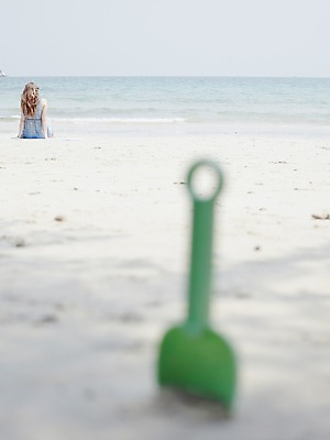 포토 JPG 주간 서양인 외국인 백인 해외기획촬영 2012년태국 계절 여자 모래 파도 바다 여행 태국 한명 사람 앉기 성인 해변 야외 뒷모습 아웃포커스 여름 여름휴가 바캉스 모래사장 금발 장난감 놀이용품 동남아시아 흙 모래놀이 코사멧 코사멧해변 흙장난 여자만 여자한명만 성인여자만 성인만 국내포토 자연요소 1 헤어스타일 아시아 뷰포인트 장난 모션 놀이 휴가 촬영기법 인종 오브젝트 파일형식 여름_계절