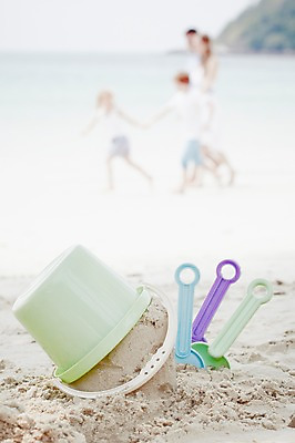 포토 JPG 주간 전신 서양인 외국인 백인 해외기획촬영 2012년태국 계절 여자 남자 어린이 모래 파도 바다 여행 가족 태국 엄마 한명 사람 소녀 소년 성인 해변 야외 옆모습 아웃포커스 여름 여름휴가 바캉스 모래사장 금발 장난감 놀이용품 걷기 손잡기 동남아시아 흙 자녀 아빠 모래놀이 코사멧 코사멧해변 흙장난 국내포토 자연요소 1 헤어스타일 아시아 뷰포인트 장난 관계 모션 놀이 휴가 촬영기법 인종 오브젝트 파일형식 여름_계절