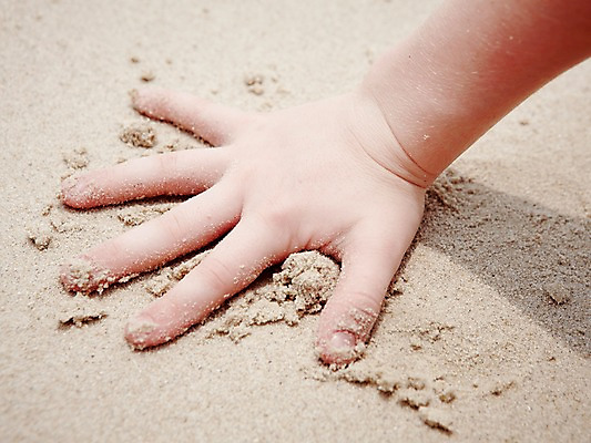 포토 JPG 주간 해외기획촬영 라이프스타일 손 2012년태국 계절 어린이 모래 여행 신체 놀이 휴가 한명 사람 해변 야외 아웃포커스 신체부위 여름 여름휴가 바캉스 모래사장 어린이만 국내포토 자연요소 1 바다 촬영기법 생활 파일형식 여름_계절