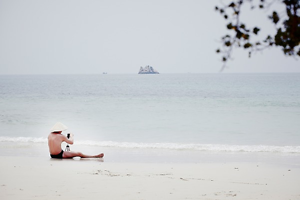 포토 JPG 주간 해외기획촬영 모자 2012년태국 잡화 계절 남자 모래 파도 바다 여행 태국 한명 사람 앉기 해변 야외 뒷모습 아웃포커스 물 여름 여름휴가 바캉스 하이앵글 모래사장 카메라 사진촬영 촬영 동남아시아 거품 물가 급류 기념사진 코사멧 코사멧해변 남자만 남자한명만 국내포토 자연요소 1 아시아 뷰포인트 모션 휴가 촬영기법 풍경 전자제품 파일형식 여름_계절