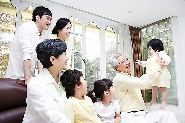 포토 JPG 주간 라이프스타일 응시 여자 할아버지 노년 남자 딸 행복 아들 할머니 어린이 거실 의자 창문 가족 안기 엄마 손자 손녀 대가족 실내 서기 미소 웃음 사람 앉기 동양인 소녀 소년 여러명 성인 30대 부모 소파 화목 한국인 자녀 아기 아빠 60대 며느리 가족사진 국내포토 자연요소 시선 감정 가구 다수 컨셉 관계 모션 표정 인종 내부 생활 장년 손주 파일형식 단체사진