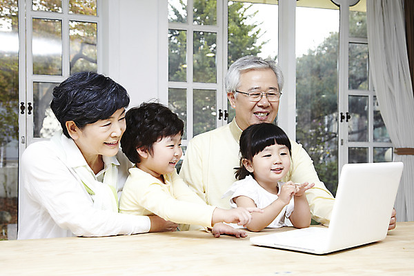 포토 JPG 주간 라이프스타일 응시 여자 할아버지 노년 남자 행복 할머니 어린이 창문 가족 탁자 손자 손녀 실내 미소 웃음 사람 동양인 소녀 소년 여러명 상반신 성인 취미 노트북 컴퓨터 화목 한국인 웹서핑 60대 국내포토 자연요소 시선 감정 가구 다수 컨셉 관계 표정 인종 내부 생활 전자제품 손주 파일형식