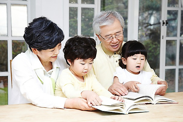 포토 JPG 주간 라이프스타일 응시 여자 할아버지 노년 남자 행복 할머니 어린이 창문 가족 탁자 손자 손녀 실내 미소 웃음 사람 동양인 소녀 소년 여러명 상반신 성인 취미 책 독서 화목 한국인 60대 동화책 국내포토 자연요소 시선 감정 가구 다수 컨셉 관계 표정 인종 내부 생활 손주 파일형식