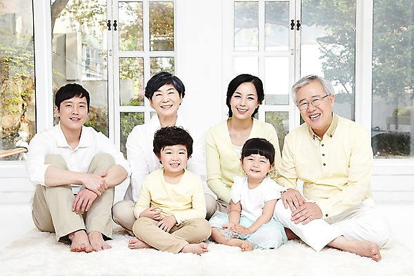 포토 JPG 주간 전신 라이프스타일 여자 할아버지 노년 남자 딸 행복 아들 할머니 어린이 거실 창문 가족 엄마 손자 손녀 대가족 실내 미소 웃음 사람 앉기 동양인 소녀 소년 여러명 성인 앞모습 30대 부모 화목 카펫 한국인 자녀 아빠 60대 며느리 가족사진 국내포토 자연요소 감정 뷰포인트 다수 컨셉 관계 모션 표정 인종 내부 생활 장년 손주 파일형식 단체사진