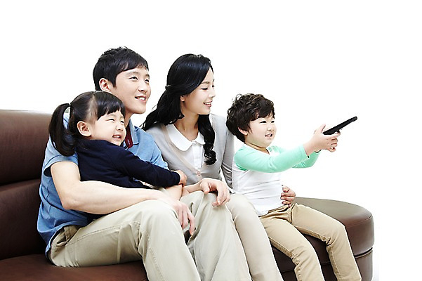 포토 JPG 라이프스타일 응시 여자 남자 딸 행복 아들 어린이 거실 의자 가족 엄마 미소 웃음 들기 누끼 사람 앉기 동양인 소녀 소년 여러명 성인 취미 옆모습 30대 부모 소파 화목 한국인 자녀 아빠 리모컨 티비시청 국내포토 시선 감정 뷰포인트 가구 다수 컨셉 관계 모션 표정 인종 생활 장년 시청_보고들음 파일형식