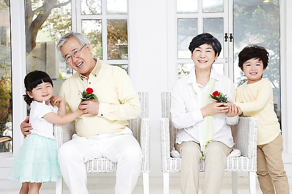 포토 JPG 주간 식물 라이프스타일 여자 기념일 할아버지 노년 남자 꽃 행복 할머니 어린이 의자 창문 가족 손자 손녀 실내 서기 미소 웃음 사람 앉기 동양인 소녀 소년 여러명 성인 앞모습 화목 한국인 60대 어버이날 카네이션 주기 효도 국내포토 자연요소 감정 뷰포인트 가구 다수 컨셉 관계 모션 표정 인종 이벤트 내부 생활 손주 파일형식