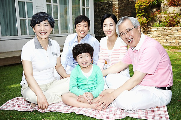 포토 JPG 주간 전신 라이프스타일 여자 할아버지 노년 남자 행복 아들 할머니 어린이 가족 엄마 손자 휴식 대가족 미소 웃음 사람 앉기 동양인 소년 잔디 여러명 성인 야외 30대 부모 소풍 정원 화목 한국인 자녀 아빠 60대 돗자리 며느리 국내포토 자연요소 식물 감정 다수 컨셉 관계 모션 표정 인종 생활 장년 야외활동 손주 파일형식