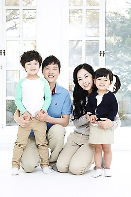 포토 JPG 주간 전신 라이프스타일 여자 남자 딸 행복 아들 어린이 창문 가족 안기 포옹 엄마 실내 서기 미소 웃음 사람 동양인 소녀 소년 여러명 성인 앞모습 30대 부모 화목 한국인 자녀 아빠 무릎꿇기 국내포토 자연요소 감정 뷰포인트 다수 컨셉 관계 모션 표정 인종 내부 생활 장년 파일형식