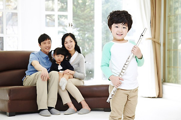 포토 JPG 주간 라이프스타일 여자 남자 딸 행복 아들 어린이 악기 연주 거실 의자 창문 가족 엄마 실내 관악기 서기 미소 웃음 들기 사람 앉기 동양인 소녀 소년 여러명 성인 앞모습 아웃포커스 30대 부모 소파 화목 한국인 자녀 아빠 플루트 박수 국내포토 자연요소 감정 음악 뷰포인트 가구 다수 컨셉 관계 모션 촬영기법 표정 인종 손짓 내부 생활 장년 파일형식