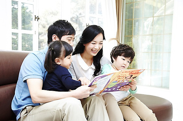 포토 JPG 주간 라이프스타일 응시 여자 남자 딸 행복 아들 어린이 거실 의자 창문 가족 엄마 실내 미소 웃음 들기 사람 앉기 동양인 소녀 소년 여러명 성인 취미 책 30대 부모 소파 독서 화목 한국인 자녀 아빠 동화책 국내포토 자연요소 시선 감정 가구 다수 컨셉 관계 모션 표정 인종 내부 생활 장년 파일형식