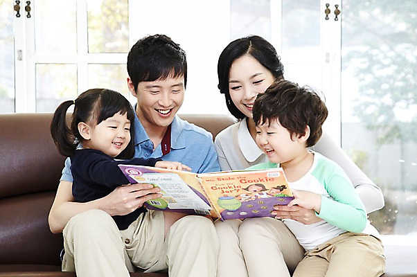 포토 JPG 주간 라이프스타일 응시 여자 남자 딸 행복 아들 어린이 거실 의자 창문 가족 엄마 실내 미소 웃음 들기 사람 앉기 동양인 소녀 소년 여러명 성인 취미 앞모습 책 30대 부모 소파 독서 화목 한국인 자녀 아빠 동화책 국내포토 자연요소 시선 감정 뷰포인트 가구 다수 컨셉 관계 모션 표정 인종 내부 생활 장년 파일형식