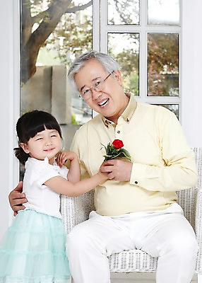 포토 JPG 주간 식물 라이프스타일 여자 기념일 할아버지 노년 남자 꽃 행복 어린이 의자 창문 가족 손녀 실내 서기 미소 웃음 사람 앉기 동양인 소녀 성인 두명 앞모습 화목 한국인 60대 어버이날 카네이션 주기 효도 국내포토 자연요소 감정 뷰포인트 가구 컨셉 관계 모션 표정 인종 이벤트 내부 생활 손주 파일형식