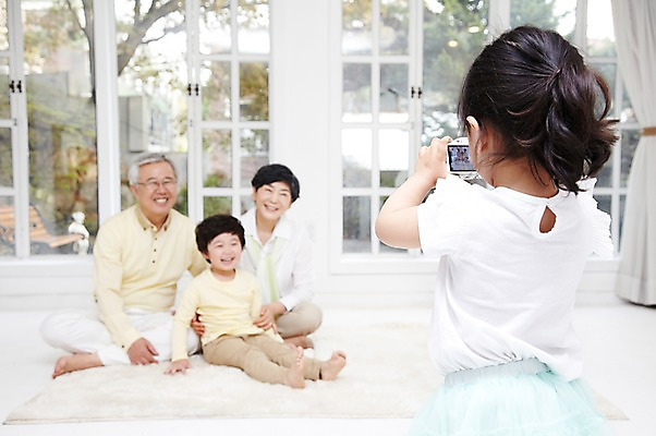 포토 JPG 주간 라이프스타일 여자 할아버지 노년 남자 행복 할머니 어린이 거실 창문 가족 손자 손녀 실내 서기 미소 웃음 들기 사람 앉기 동양인 소녀 소년 여러명 성인 앞모습 뒷모습 아웃포커스 30대 카메라 사진촬영 촬영 화목 카펫 한국인 60대 가족사진 단체사진 국내포토 자연요소 감정 뷰포인트 다수 컨셉 관계 모션 촬영기법 표정 인종 내부 생활 장년 전자제품 손주 기념사진 파일형식