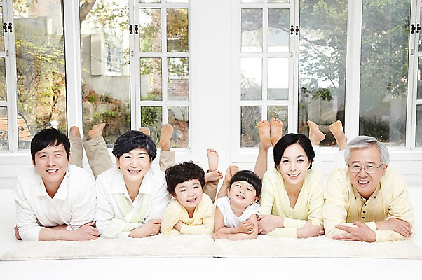 포토 JPG 주간 전신 라이프스타일 여자 할아버지 노년 남자 딸 행복 아들 할머니 어린이 엎드리기 포즈 창문 가족 엄마 손자 손녀 대가족 실내 미소 웃음 사람 동양인 소녀 소년 여러명 성인 앞모습 30대 부모 화목 카펫 한국인 자녀 아빠 60대 며느리 가족사진 일렬 국내포토 자연요소 감정 뷰포인트 다수 컨셉 관계 모션 표정 인종 내부 생활 장년 손주 파일형식 단체사진