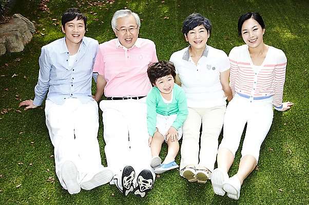 포토 JPG 주간 전신 라이프스타일 여자 할아버지 노년 남자 행복 아들 할머니 어린이 포즈 가족 엄마 손자 휴식 대가족 미소 웃음 사람 앉기 동양인 소년 잔디 여러명 성인 야외 앞모습 30대 부모 소풍 화목 한국인 자녀 아빠 60대 며느리 가족사진 일렬 국내포토 자연요소 식물 감정 뷰포인트 다수 컨셉 관계 모션 표정 인종 생활 장년 야외활동 손주 파일형식 단체사진