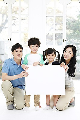 포토 JPG 주간 라이프스타일 배너 여자 남자 딸 행복 아들 어린이 창문 가족 엄마 사각프레임 광고판 실내 서기 미소 웃음 들기 사람 동양인 소녀 소년 여러명 성인 앞모습 30대 부모 화목 한국인 자녀 아빠 무릎꿇기 알림 국내포토 자연요소 감정 뷰포인트 다수 컨셉 관계 모션 프레임 알림판 표정 인종 내부 생활 장년 사각형 판 파일형식