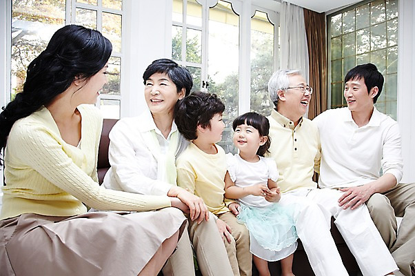 포토 JPG 주간 라이프스타일 여자 할아버지 노년 남자 딸 행복 아들 할머니 어린이 거실 의자 창문 가족 엄마 손자 손녀 대가족 실내 미소 웃음 사람 앉기 동양인 소녀 소년 여러명 성인 앞모습 30대 부모 소파 화목 한국인 자녀 아빠 60대 며느리 가족사진 국내포토 자연요소 감정 뷰포인트 가구 다수 컨셉 관계 모션 표정 인종 내부 생활 장년 손주 파일형식 단체사진