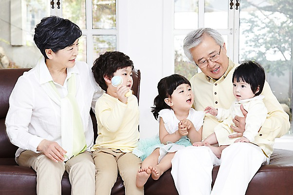 포토 JPG 주간 라이프스타일 여자 할아버지 노년 남자 행복 할머니 어린이 의자 창문 가족 안기 손자 손녀 실내 미소 웃음 사람 앉기 동양인 소녀 소년 여러명 성인 취미 앞모습 소파 화목 한국인 아기 60대 가족사진 딸랑이 국내포토 자연요소 감정 뷰포인트 가구 다수 컨셉 관계 모션 표정 인종 내부 생활 아기용품 손주 파일형식 단체사진