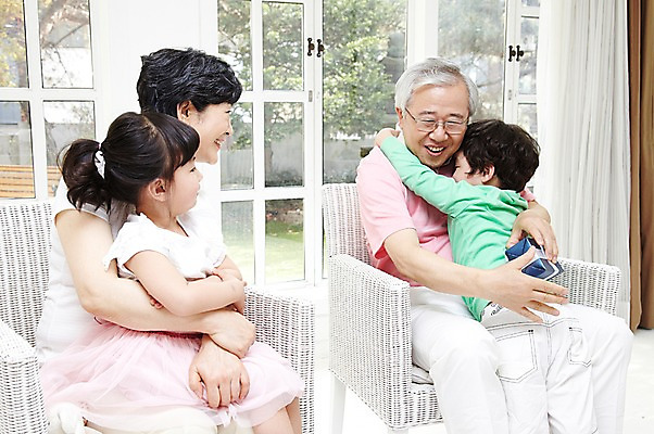 포토 JPG 주간 라이프스타일 여자 기념일 할아버지 노년 남자 행복 할머니 어린이 의자 창문 가족 안기 포옹 손자 손녀 실내 선물 서기 미소 웃음 사람 앉기 동양인 소녀 소년 여러명 성인 선물상자 화목 한국인 60대 어버이날 국내포토 자연요소 감정 가구 다수 컨셉 관계 모션 표정 인종 이벤트 내부 생활 상자 손주 파일형식