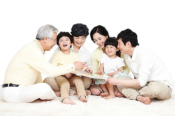 포토 JPG 전신 라이프스타일 응시 여자 할아버지 노년 남자 딸 행복 아들 할머니 어린이 거실 가족 엄마 손자 손녀 대가족 미소 웃음 들기 누끼 사람 앉기 동양인 소녀 소년 여러명 성인 취미 앞모습 책 30대 부모 독서 화목 카펫 한국인 자녀 아빠 60대 며느리 가족사진 동화책 국내포토 시선 감정 뷰포인트 다수 컨셉 관계 모션 표정 인종 생활 장년 손주 파일형식 단체사진