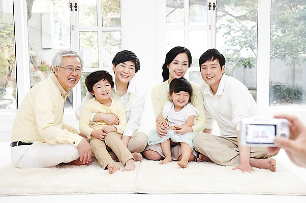 포토 JPG 주간 전신 라이프스타일 손 여자 할아버지 노년 남자 딸 행복 아들 할머니 어린이 거실 창문 가족 엄마 손자 손녀 대가족 실내 미소 웃음 들기 사람 앉기 동양인 소녀 소년 여러명 성인 앞모습 아웃포커스 30대 부모 카메라 사진촬영 촬영 화목 카펫 한국인 자녀 아빠 60대 며느리 가족사진 단체사진 국내포토 자연요소 감정 뷰포인트 다수 컨셉 관계 모션 촬영기법 표정 인종 내부 생활 신체부위 장년 전자제품 손주 기념사진 파일형식