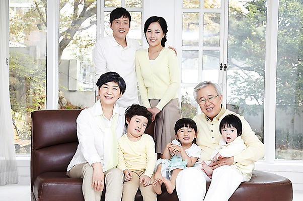포토 JPG 주간 라이프스타일 여자 할아버지 노년 남자 딸 행복 아들 할머니 어린이 거실 의자 창문 가족 엄마 손자 손녀 대가족 실내 서기 미소 웃음 사람 앉기 동양인 소녀 소년 여러명 성인 앞모습 30대 부모 소파 화목 한국인 자녀 아기 아빠 60대 며느리 가족사진 국내포토 자연요소 감정 뷰포인트 가구 다수 컨셉 관계 모션 표정 인종 내부 생활 장년 손주 파일형식 단체사진