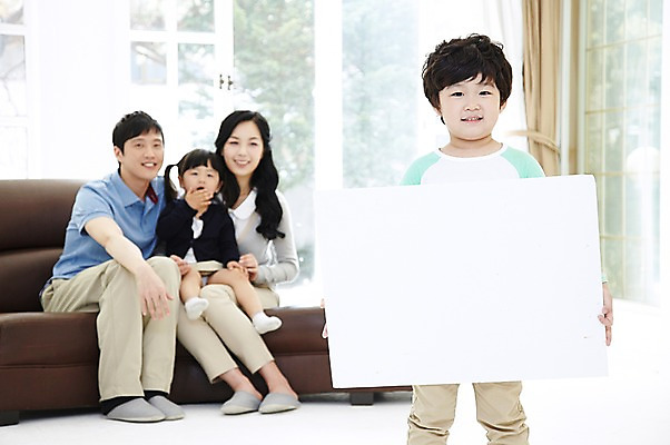 포토 JPG 주간 라이프스타일 배너 여자 남자 딸 행복 아들 어린이 거실 의자 창문 가족 엄마 사각프레임 광고판 실내 서기 미소 웃음 들기 사람 앉기 동양인 소녀 소년 여러명 성인 앞모습 아웃포커스 30대 부모 소파 화목 한국인 자녀 아빠 알림 국내포토 자연요소 감정 뷰포인트 가구 다수 컨셉 관계 모션 프레임 알림판 촬영기법 표정 인종 내부 생활 장년 사각형 판 파일형식