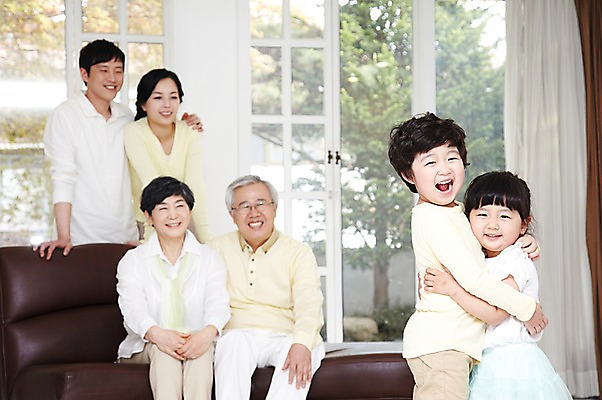 포토 JPG 주간 라이프스타일 여자 할아버지 노년 남자 딸 행복 아들 할머니 어린이 거실 의자 창문 가족 안기 포옹 엄마 손자 손녀 대가족 실내 미소 웃음 사람 앉기 동양인 소녀 소년 여러명 성인 앞모습 아웃포커스 30대 부모 소파 화목 한국인 자녀 아빠 60대 며느리 가족사진 국내포토 자연요소 감정 뷰포인트 가구 다수 컨셉 관계 모션 촬영기법 표정 인종 내부 생활 장년 손주 파일형식 단체사진