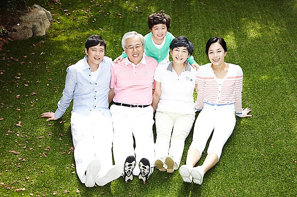 포토 JPG 주간 전신 라이프스타일 여자 할아버지 노년 남자 행복 아들 할머니 어린이 포즈 가족 엄마 손자 휴식 대가족 미소 웃음 사람 앉기 동양인 소년 잔디 여러명 성인 야외 앞모습 30대 부모 소풍 화목 한국인 자녀 아빠 60대 며느리 가족사진 일렬 국내포토 자연요소 식물 감정 뷰포인트 다수 컨셉 관계 모션 표정 인종 생활 장년 야외활동 손주 파일형식 단체사진 기념사진