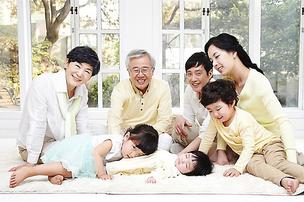 포토 JPG 주간 전신 라이프스타일 여자 할아버지 노년 남자 딸 행복 아들 할머니 어린이 거실 창문 가족 엄마 손자 손녀 대가족 실내 미소 웃음 사람 앉기 동양인 소녀 소년 여러명 성인 앞모습 30대 부모 눕기 화목 카펫 한국인 자녀 잠 수면 아빠 60대 며느리 가족사진 국내포토 자연요소 감정 뷰포인트 다수 컨셉 관계 모션 표정 인종 내부 생활 물 장년 손주 파일형식 단체사진