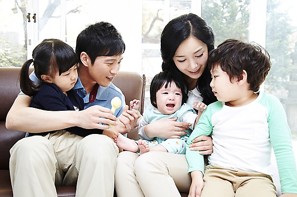 포토 JPG 주간 라이프스타일 여자 남자 딸 행복 아들 어린이 거실 의자 가족 엄마 실내 미소 웃음 사람 앉기 동양인 소녀 소년 여러명 성인 취미 앞모습 30대 부모 소파 화목 한국인 자녀 아기 아빠 울음 딸랑이 달래기 국내포토 자연요소 감정 뷰포인트 가구 다수 컨셉 관계 모션 표정 인종 내부 생활 장년 아기용품 파일형식