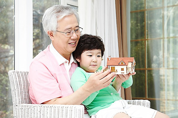 포토 JPG 주간 라이프스타일 응시 할아버지 노년 남자 행복 어린이 의자 창문 가족 손자 주택 실내 미소 웃음 들기 사람 앉기 동양인 소년 성인 취미 두명 옆모습 화목 미니어처 한국인 60대 내집마련 남자만 국내포토 자연요소 시선 감정 뷰포인트 가구 컨셉 관계 모션 부동산 표정 인종 내부 건물 생활 모형 손주 파일형식