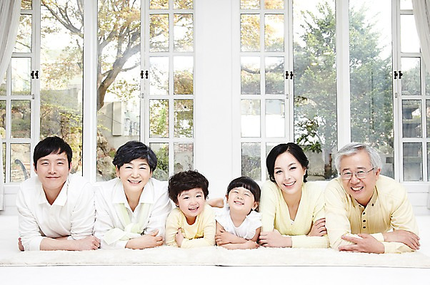 포토 JPG 주간 라이프스타일 여자 할아버지 노년 남자 딸 행복 아들 할머니 어린이 엎드리기 포즈 창문 가족 엄마 손자 손녀 대가족 실내 미소 웃음 사람 동양인 소녀 소년 여러명 상반신 성인 앞모습 30대 부모 화목 카펫 한국인 자녀 아빠 60대 며느리 가족사진 일렬 국내포토 자연요소 감정 뷰포인트 다수 컨셉 관계 모션 표정 인종 내부 생활 장년 손주 파일형식 단체사진