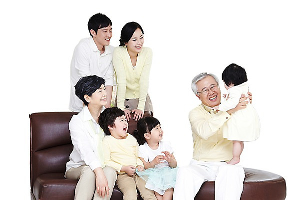 포토 JPG 라이프스타일 여자 할아버지 노년 남자 딸 행복 아들 할머니 어린이 의자 가족 안기 엄마 손자 손녀 대가족 서기 미소 웃음 누끼 사람 앉기 동양인 소녀 소년 여러명 성인 앞모습 30대 부모 소파 화목 한국인 자녀 아기 아빠 60대 며느리 가족사진 국내포토 감정 뷰포인트 가구 다수 컨셉 관계 모션 표정 인종 생활 장년 손주 파일형식 단체사진