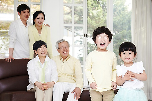 포토 JPG 주간 라이프스타일 여자 할아버지 노년 남자 딸 행복 아들 할머니 어린이 거실 의자 창문 가족 엄마 손자 손녀 대가족 실내 미소 웃음 사람 앉기 동양인 소녀 소년 여러명 성인 앞모습 아웃포커스 30대 부모 소파 화목 한국인 자녀 아빠 60대 며느리 가족사진 국내포토 자연요소 감정 뷰포인트 가구 다수 컨셉 관계 모션 촬영기법 표정 인종 내부 생활 장년 손주 파일형식 단체사진