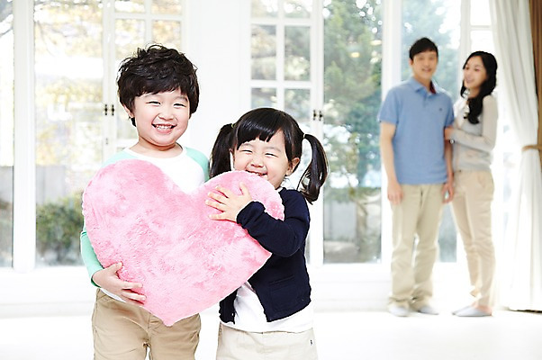 포토 JPG 주간 라이프스타일 여자 남자 딸 행복 아들 어린이 쿠션 거실 창문 가족 엄마 실내 남매 서기 미소 웃음 들기 사람 동양인 소녀 소년 여러명 성인 앞모습 아웃포커스 30대 부모 화목 한국인 자녀 아빠 하트쿠션 국내포토 자연요소 감정 뷰포인트 다수 컨셉 관계 모션 촬영기법 표정 인종 내부 생활 장년 하트 파일형식