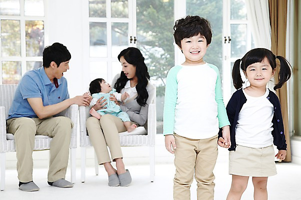 포토 JPG 주간 라이프스타일 여자 남자 딸 행복 아들 어린이 거실 의자 창문 가족 엄마 실내 남매 서기 미소 웃음 사람 앉기 동양인 소녀 소년 여러명 성인 앞모습 아웃포커스 30대 부모 손잡기 화목 한국인 자녀 아기 아빠 국내포토 자연요소 감정 뷰포인트 가구 다수 컨셉 관계 모션 촬영기법 표정 인종 내부 생활 장년 파일형식