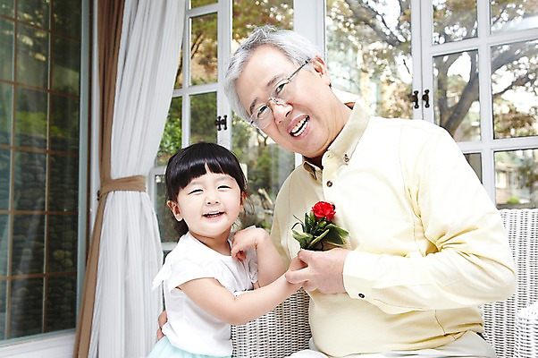 포토 JPG 주간 식물 라이프스타일 여자 기념일 할아버지 노년 남자 꽃 행복 어린이 의자 창문 가족 손녀 실내 서기 미소 웃음 사람 앉기 동양인 소녀 성인 두명 앞모습 화목 한국인 60대 어버이날 카네이션 주기 효도 국내포토 자연요소 감정 뷰포인트 가구 컨셉 관계 모션 표정 인종 이벤트 내부 생활 손주 파일형식