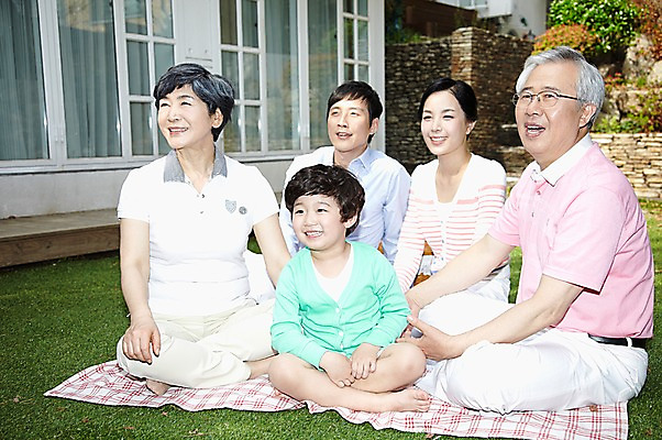 포토 JPG 주간 전신 라이프스타일 응시 여자 할아버지 노년 남자 행복 아들 할머니 어린이 가족 엄마 손자 휴식 대가족 미소 웃음 사람 앉기 동양인 소년 잔디 여러명 성인 야외 30대 부모 소풍 정원 화목 한국인 자녀 아빠 60대 돗자리 며느리 국내포토 자연요소 식물 시선 감정 다수 컨셉 관계 모션 표정 인종 생활 장년 야외활동 손주 파일형식